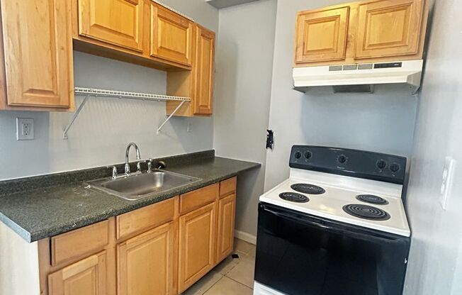 2 beds, 1 bath, 3 sqft, $1,475, Unit 1F