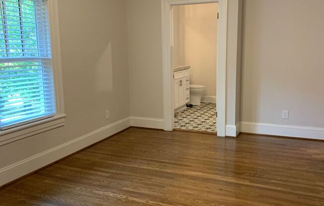 Spacious Sunset Hills 2 BR with Lawncare Included!