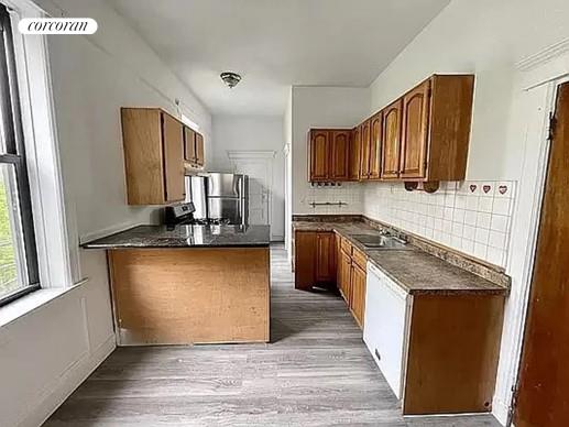 1 bed, 1 bath, $2,400, Unit 2R