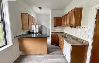 1 bed, 1 bath, $2,400, Unit 2R