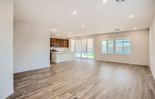 STUNNING NEW BUILD HOME, 3 Bedroom with a LOFT!