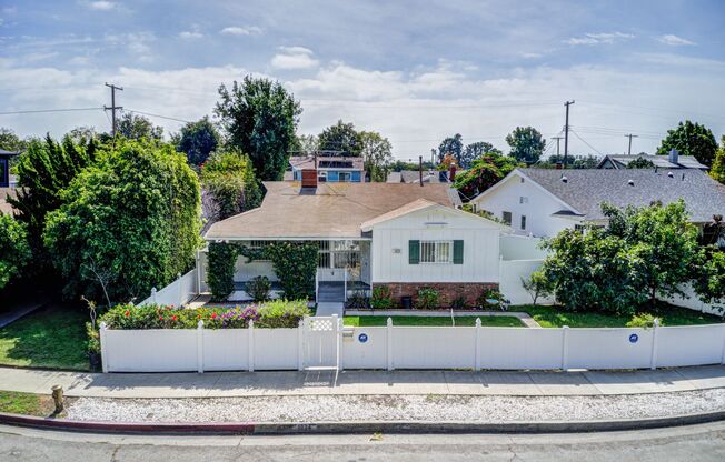 Exquisite 4-Bedroom, 2-Bathroom Home in Charming Venice Neighborhood!