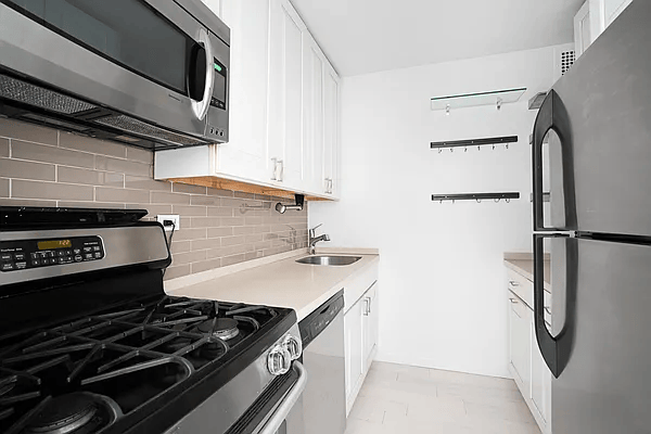 Studio, 1 bath, 579 sqft, $3,500, Unit 8U