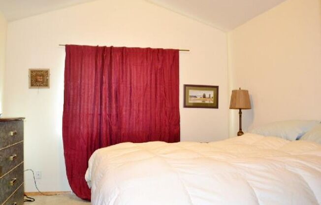 Bright Beaverton Townhome with Spacious Living Areas, Decorative Fireplace & Functional Kitchen