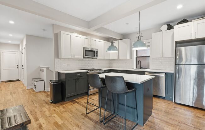 4 beds, 2 baths, 950 sqft, $5,500, Unit 924-1E