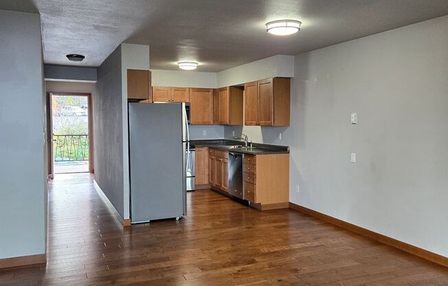 1 bed, 1 bath, $800, Unit #6 - Room 3