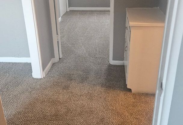 2 beds, 1 bath, 750 sqft, $1,070, Unit B10 1011 10