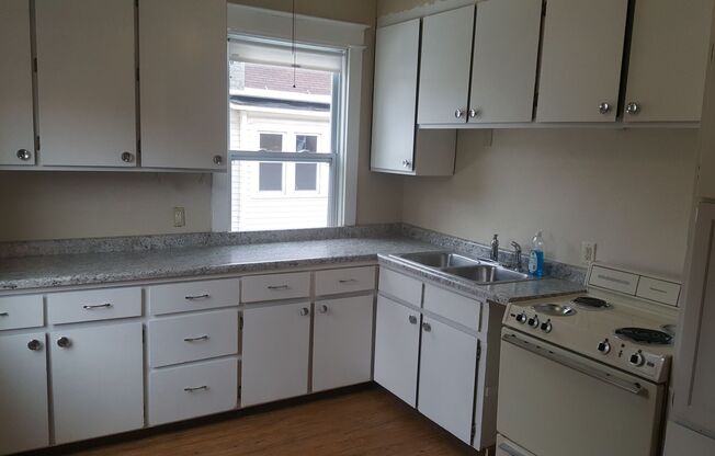 3 beds, 1 bath, $1,300