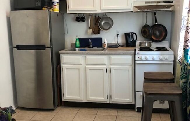 Studio, 1 bath, $1,099, Unit B11