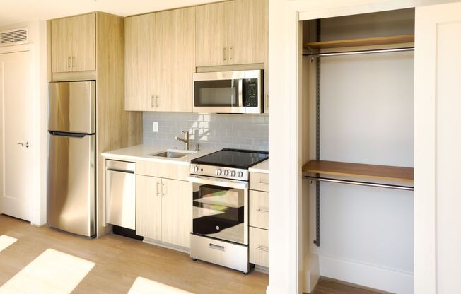 1 bed, 1 bath, $3,800, Unit 428