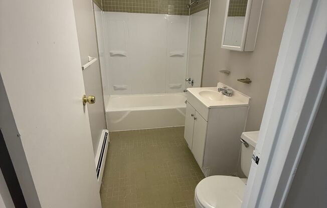 1 bed, 1 bath, 800 sqft, $1,300, Unit 210