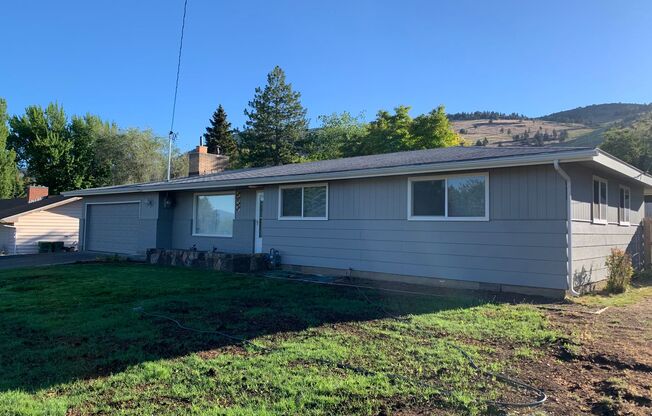 3 Bedroom, 2 Bath Moyina Heights Home ** APP OUT 5/3/24**