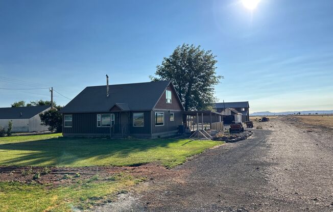 Country Living! 2 Bedroom / 1 Bathroom House in Madras Oregon