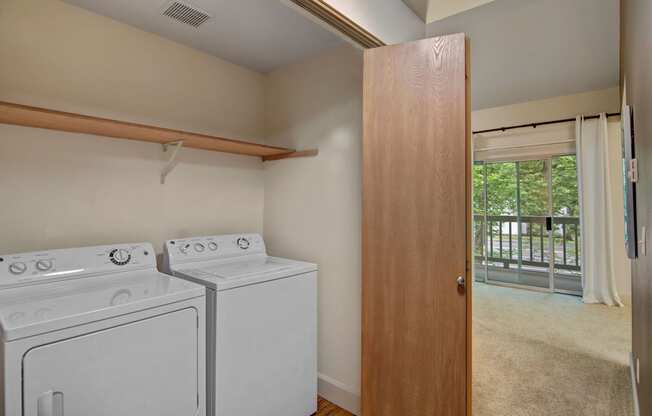 Island Park in-unit laundry Apartments in Kent, WA