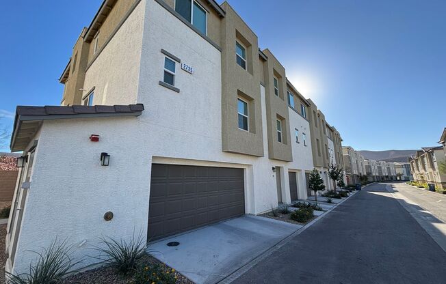 Beautiful 3Bed/3Bath Townhome located in Enterprise/Southern Highlands–Southwest Henderson border area.