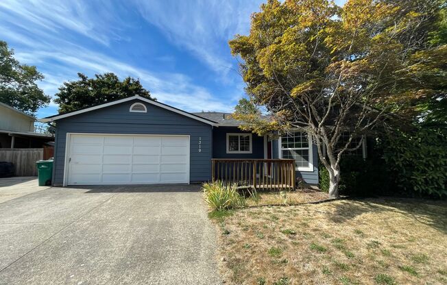 Fabulous Newberg 4 bedroom 2 bath Ranch House - 2 Private Patios and A/C - Convienent to George Fox