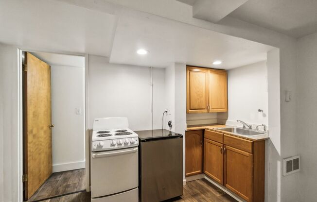 Studio, 1 bath, 182 sqft, $800, Unit 003