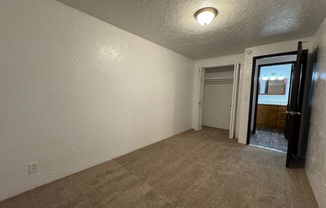 2 beds, 1 bath, 920 sqft, $1,400, Unit 04