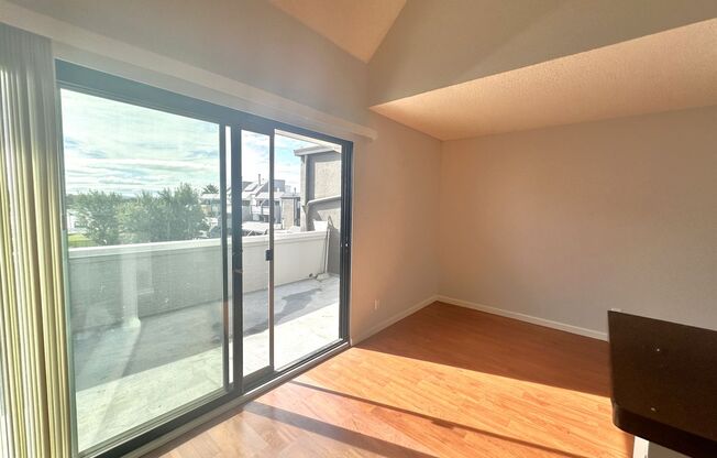 BEAUTIFUL TOP FLOOR  1 BED 1 BATH CONDO W/RESORT FACILITIES! +STORAGE