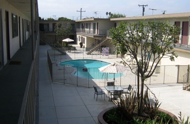 2 beds, 1 bath, $2,450, Unit 3344-20