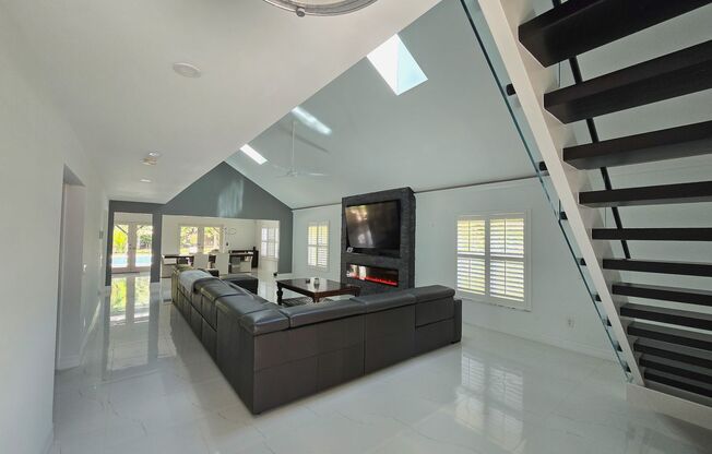 SEASONAL RENTAL - Luxury by the Beach!