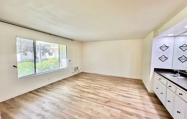 Spacious and Updated 2 Bedroom Condo in Bay Park!