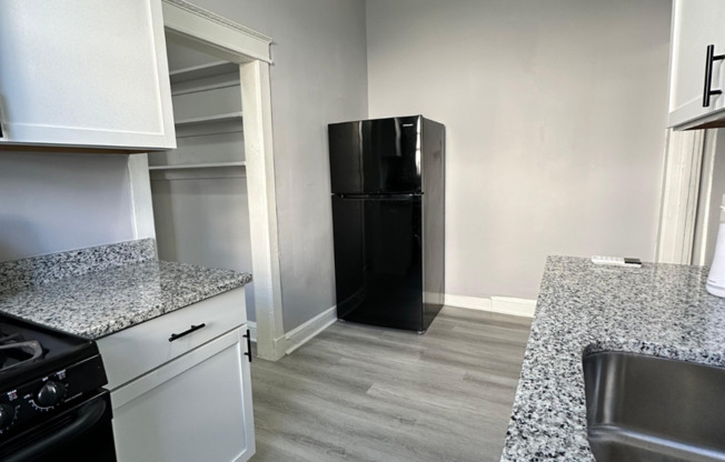 3 beds, 2 baths, $1,600, Unit 2206 Roslyn Ave Unit 2