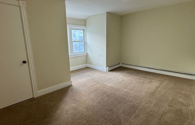 3 beds, 1 bath, $1,700, Unit Unit 2