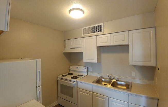 Studio, 1 bath, 400 sqft, $650, Unit Unit 64