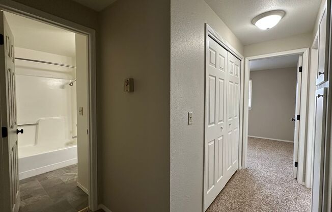 2 beds, 1 bath, 840 sqft, $1,295, Unit 24