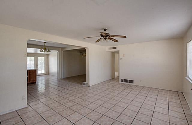 3 beds, 2 baths, $1,395