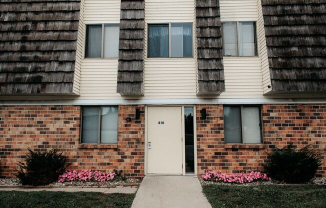 2 beds, 1 bath, $995, Unit 204