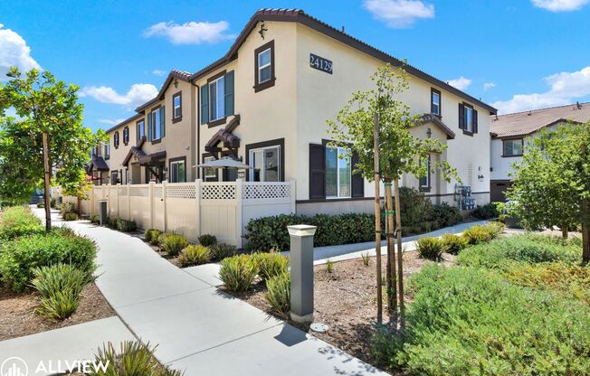 Stunning Townhome Newly Built with Modern Amenities in Prime Murrieta Location