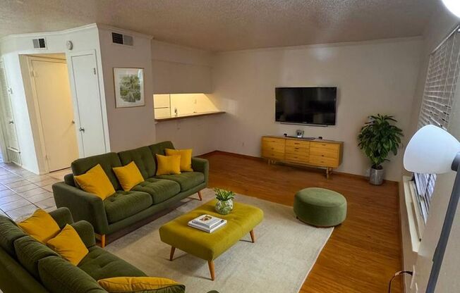 1 bed, 1 bath, 700 sqft, $1,024, Unit LAW11-221