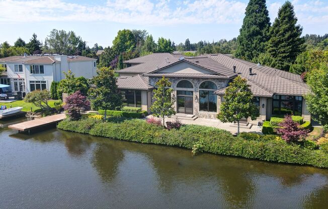 4Bd+Den/4.5Ba Clyde Hill House