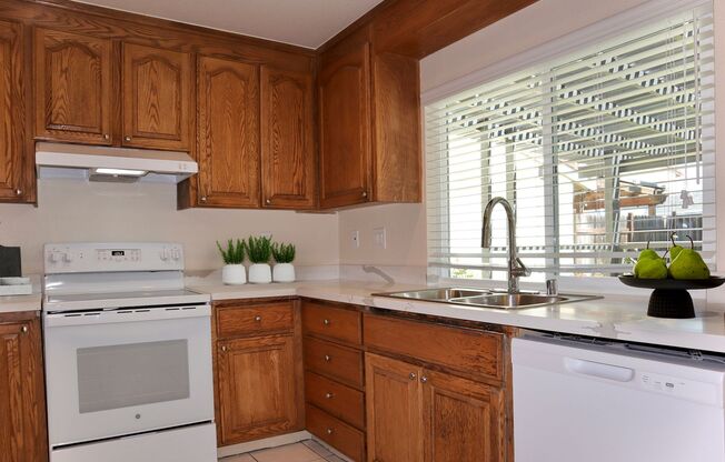 3-bedroom home located in Union City! – Spacious Backyard!