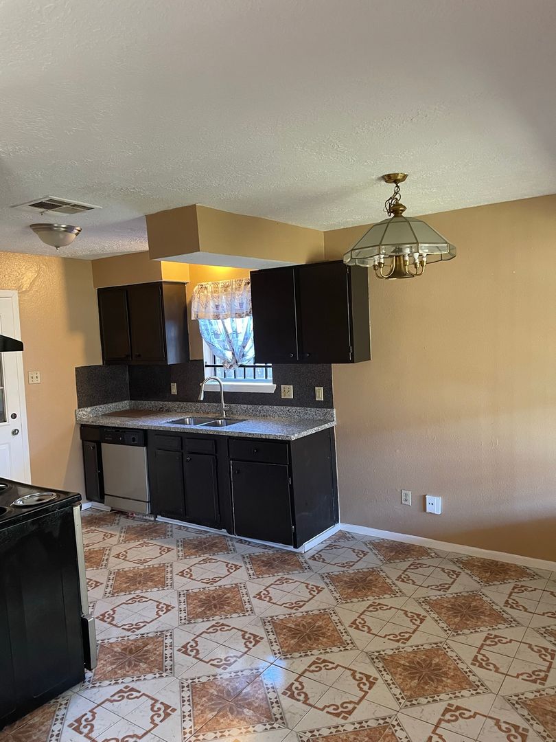 3bd 1.5 bath 1 car garage home near Hiram Clarke and 2234