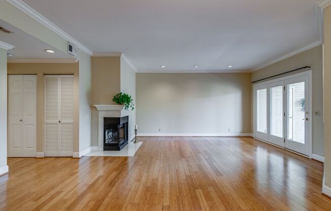 Beautiful Two Bedroom Green Hills Condo With Office