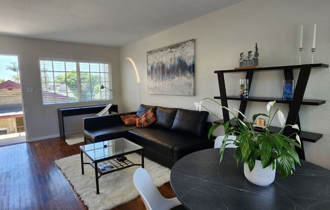 Kensington: Renovated Spacious Residence: Cook's kitchen, Includes parking