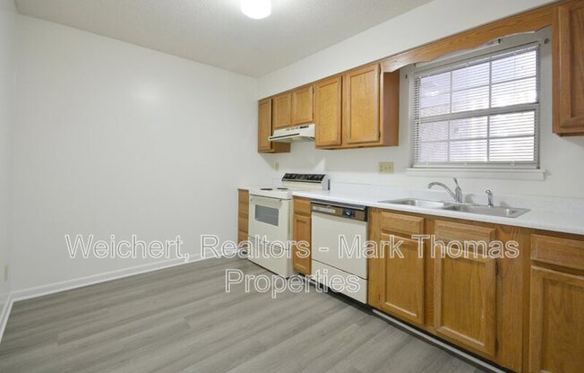 1313 HUDSON AVE