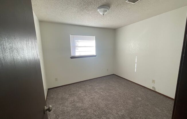 3 beds, 1 bath, $950