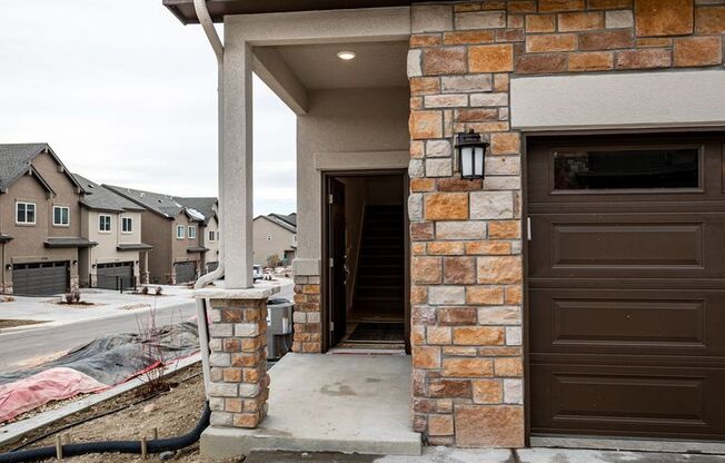 3 Bedroom End Unit Luxury Townhome in Mountain Shadows