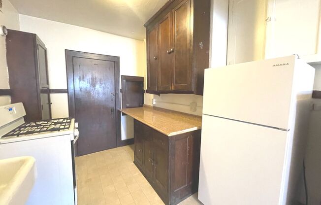 Studio, 1 bath, $875, Unit 3