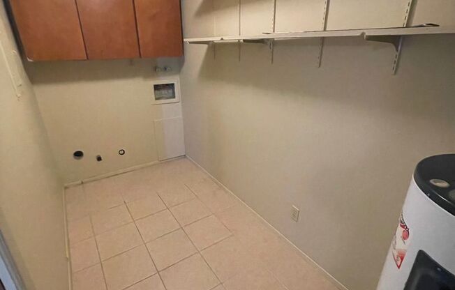 2 beds, 1 bath, 887 sqft, $900