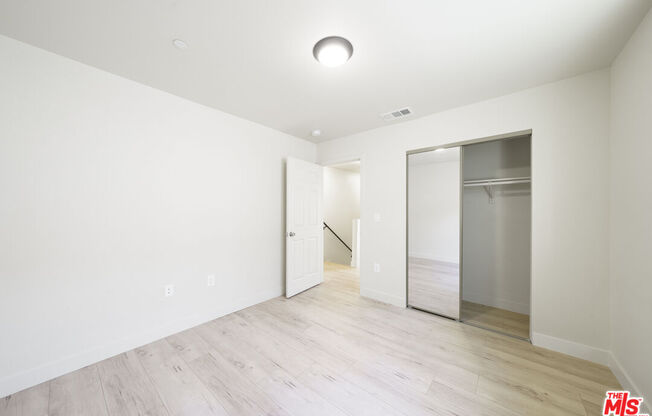 737 E 82 ST