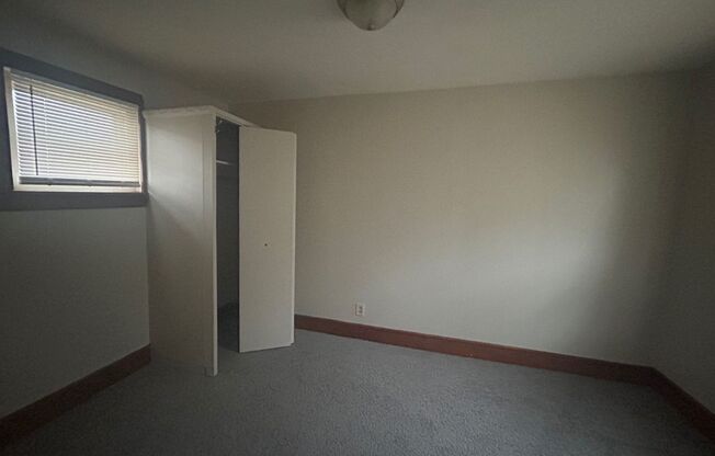 2 beds, 1 bath, $900, Unit Rear