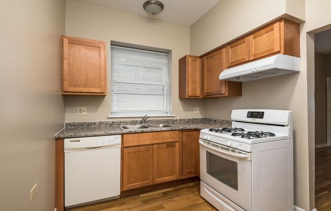 3 beds, 1 bath, $1,700, Unit 44-2