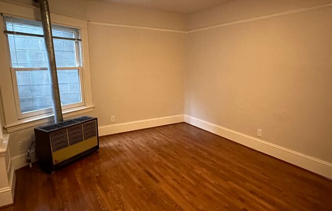 Studio, 1 bath, 450 sqft, $1,095, Unit 102