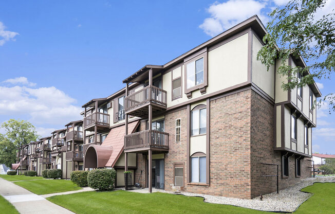 well maintained building and grounds at Apple Ridge Apartments, Michigan, 49534