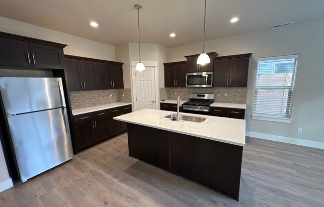 Newer SE Bend House w/A/C, 3 Bdrms, 2.5 Baths, 2160 Sq Ft, EVO OUTLET, Access to Pool, Dbl Garage